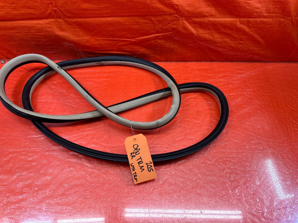 04 08 ACURA TSX   RIGHT REAR   DOOR TO CHASSIS WEATHER STRIP OPEN TRIM OEM #2058