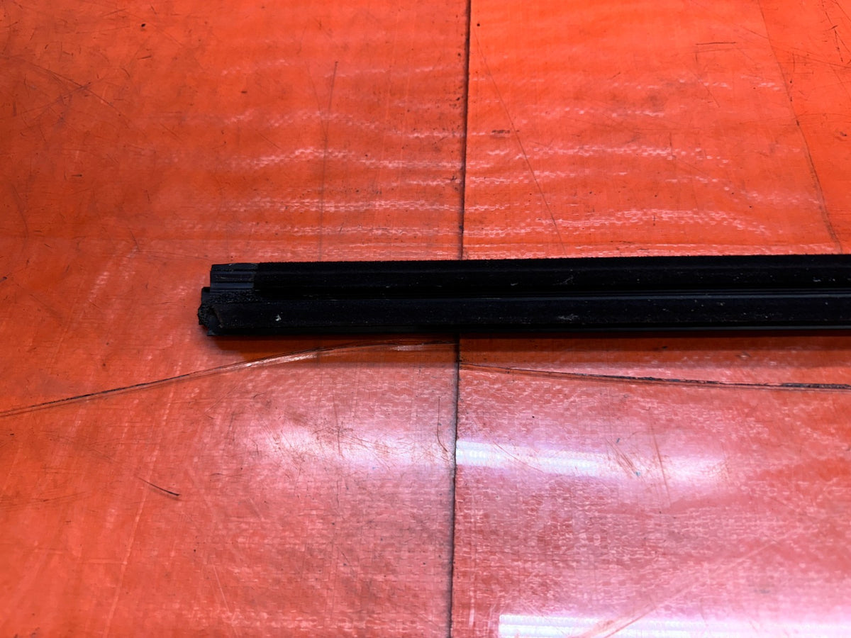2016-2020 INFINITI Q60 COUPE PASSENGER RIGHT DOOR GLASS TRIM MOLD OEM #20Q6012