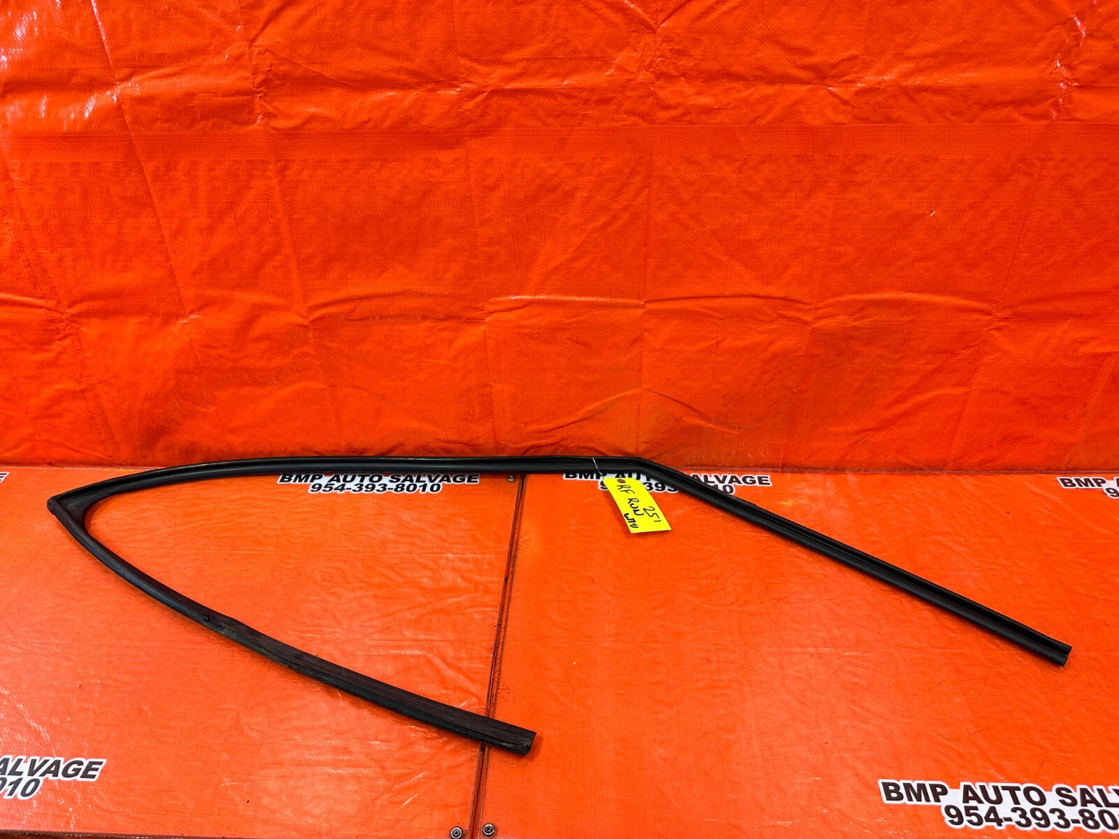 08 12 HONDA ACCORD SEDAN   RIGHT FRONT WINDOW GLASS RUN CHANNEL OEM #2510