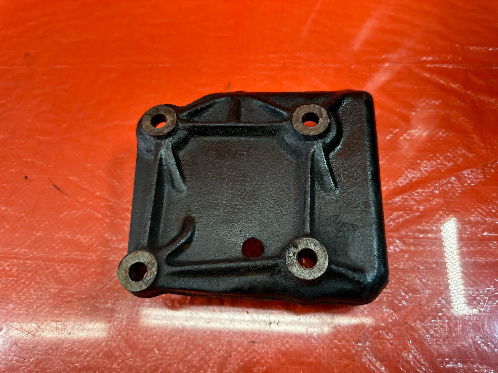 95 98 HONDA ODYSSEY   HVAC AIR CONDITIONING AC COMPRESSOR PUMP BRACKET   OEM 1938