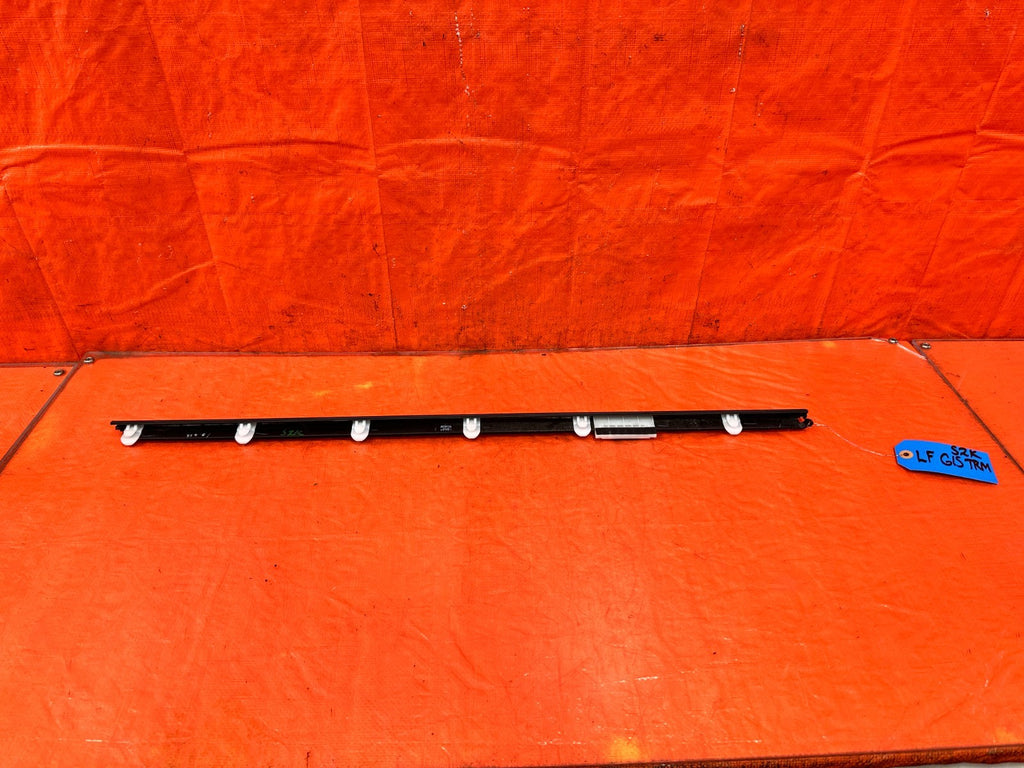 00 09 HONDA S2000   DRIVER LEFT FRONT GLASS TRIM DRIP RETAINER   OEM #S2K2