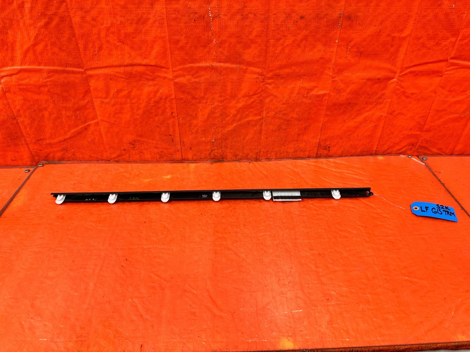 00 09 HONDA S2000   DRIVER LEFT FRONT GLASS TRIM DRIP RETAINER   OEM #S2K2
