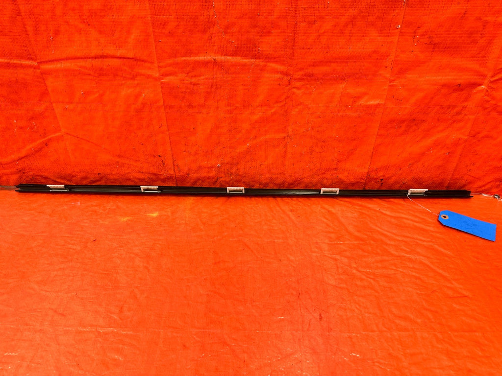 02 05 HONDA CIVIC SI EP3 HATCH   GLASS TRIM BELT MOLDING STRIP   LEFT SIDE #3084