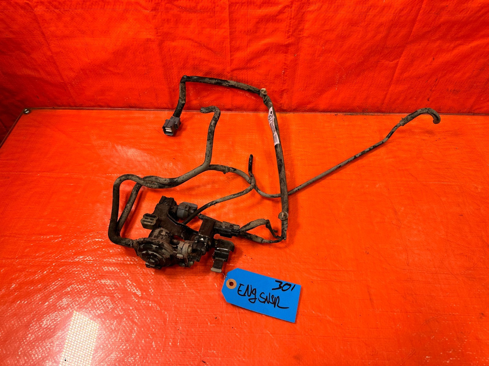 97 01 HONDA CR V CRV   MOUNTS TO THE GAS TANK   THREE WAY VALVE PURGE VALVE OEM0