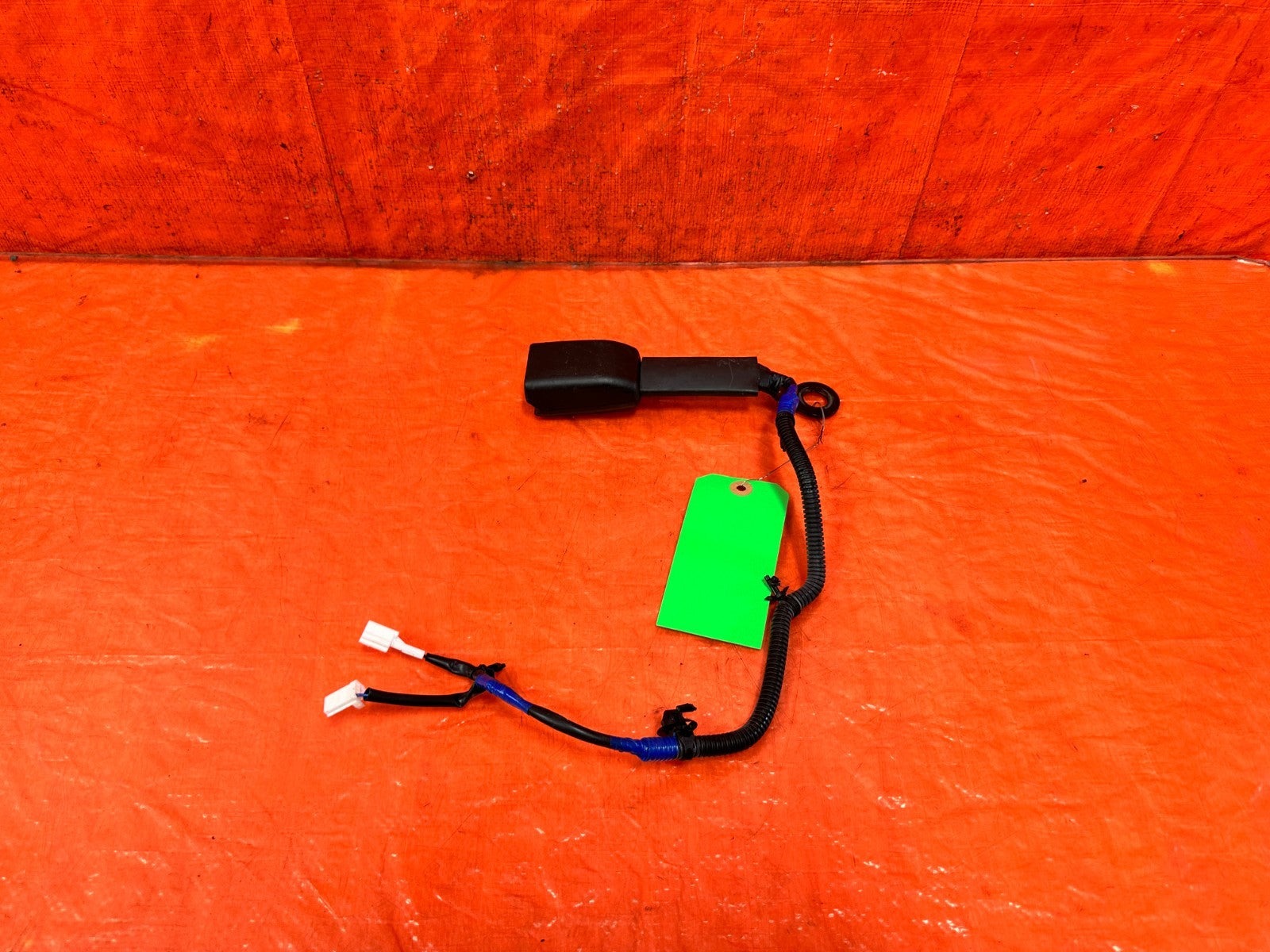 14 23 INFINITI Q50   RIGHT FRONT SEAT BELT BUCKLE CLIP   OEM 3161
