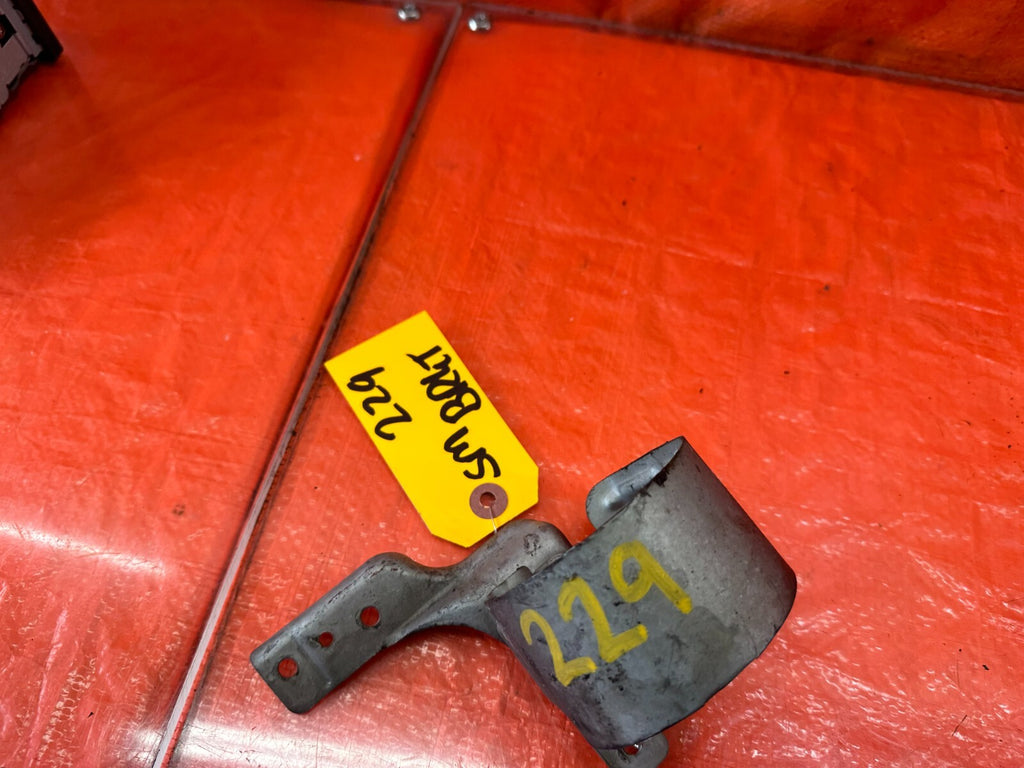 94 97 ACURA INTEGRA RIGHT FRONT BUMPER CORNER LIGHT LAMP BRACKET OEM #2293