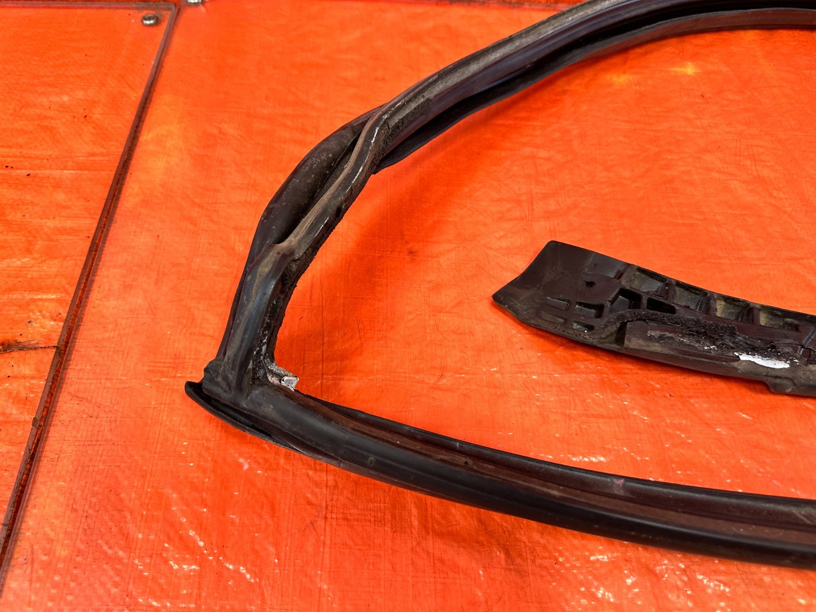 09 15 INFINITI G37 CONVERTIBLE   WINDSHIELD WEATHER STRIP   OEM FACTORY #3295
