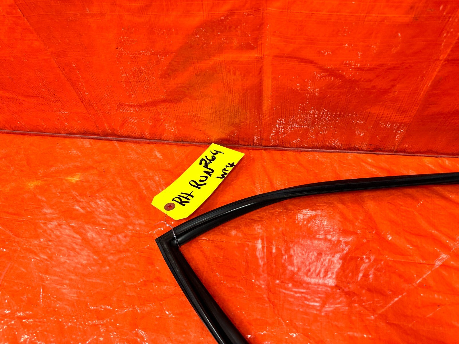 06 11 HONDA CIVIC COUPE PASSENGER RIGHT FRONT WINDOW GLASS RUN CHANNEL OEM #2644