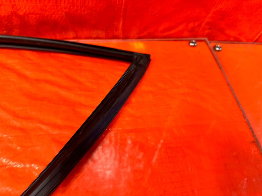 06 11 HONDA CIVIC COUPE PASSENGER RIGHT FRONT WINDOW GLASS RUN CHANNEL OEM #28212