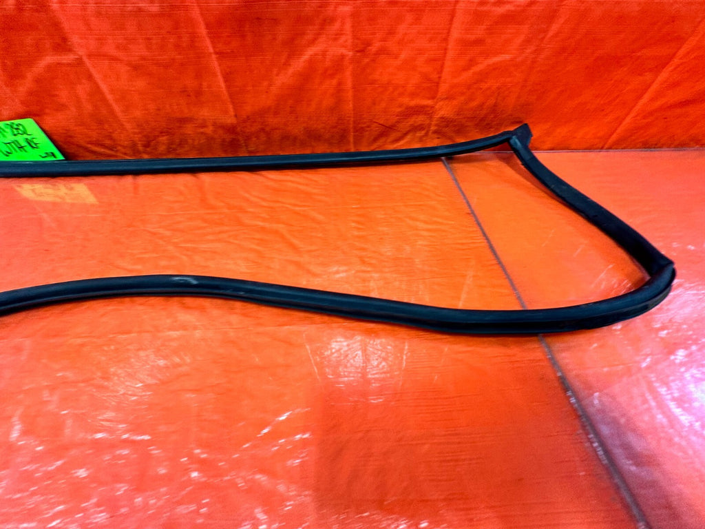 06 11 CIVIC 4D SEDAN   PASSENGER RIGHT FRONT WEATHER STRIP SEAL GASKET OEM #2825