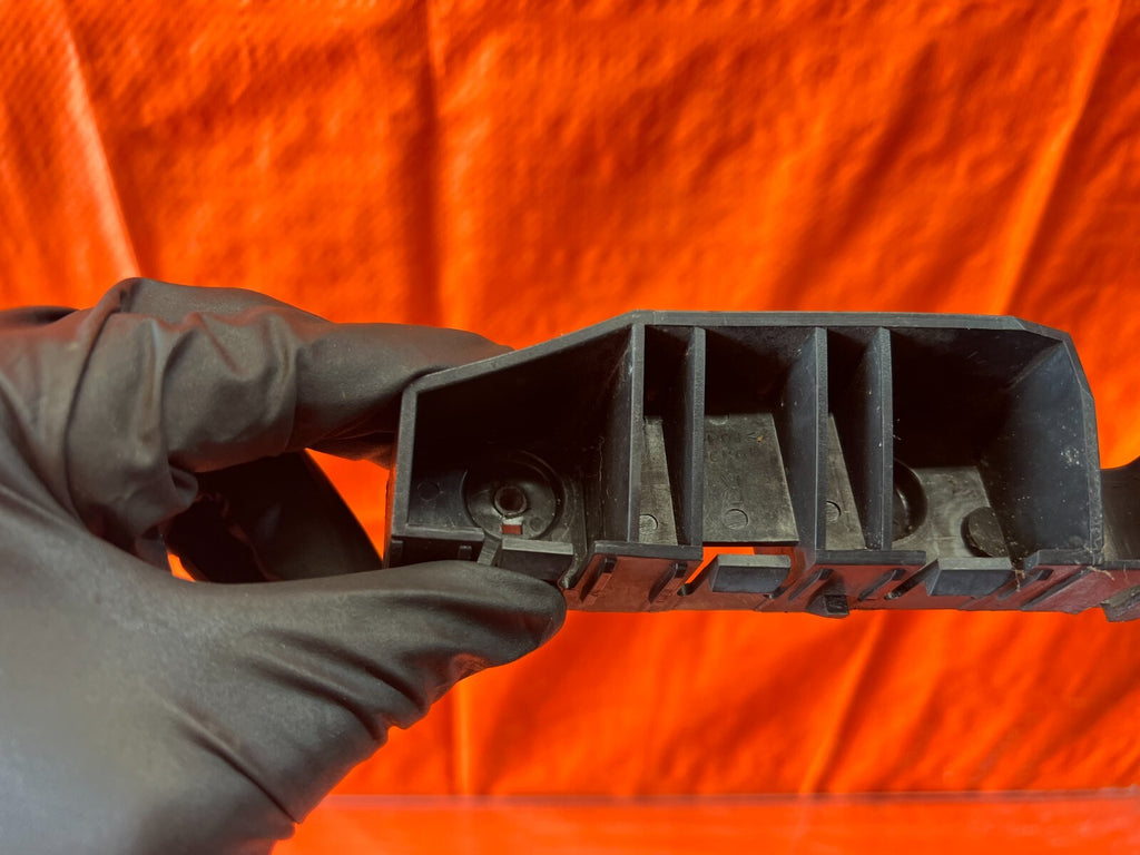 02 06 ACURA RSX   PASSENGER RIGHT FRONT   FENDER CLIP BUMPER BRACKET   OEM #1395