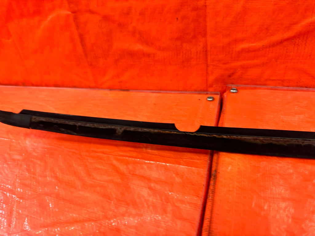 90 97 MAZDA MX 5 MIATA   DRIVER LEFT EXTERIOR WINDOW GLASS TRIM   OEM #2678