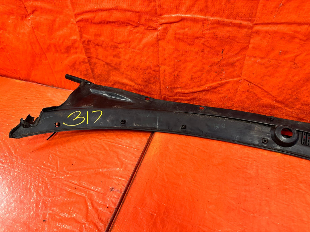 90 91 HONDA CIVIC HATCHBACK   WINDSHIELD WIPER COWL TRIM PLASTIC   OEM 31712