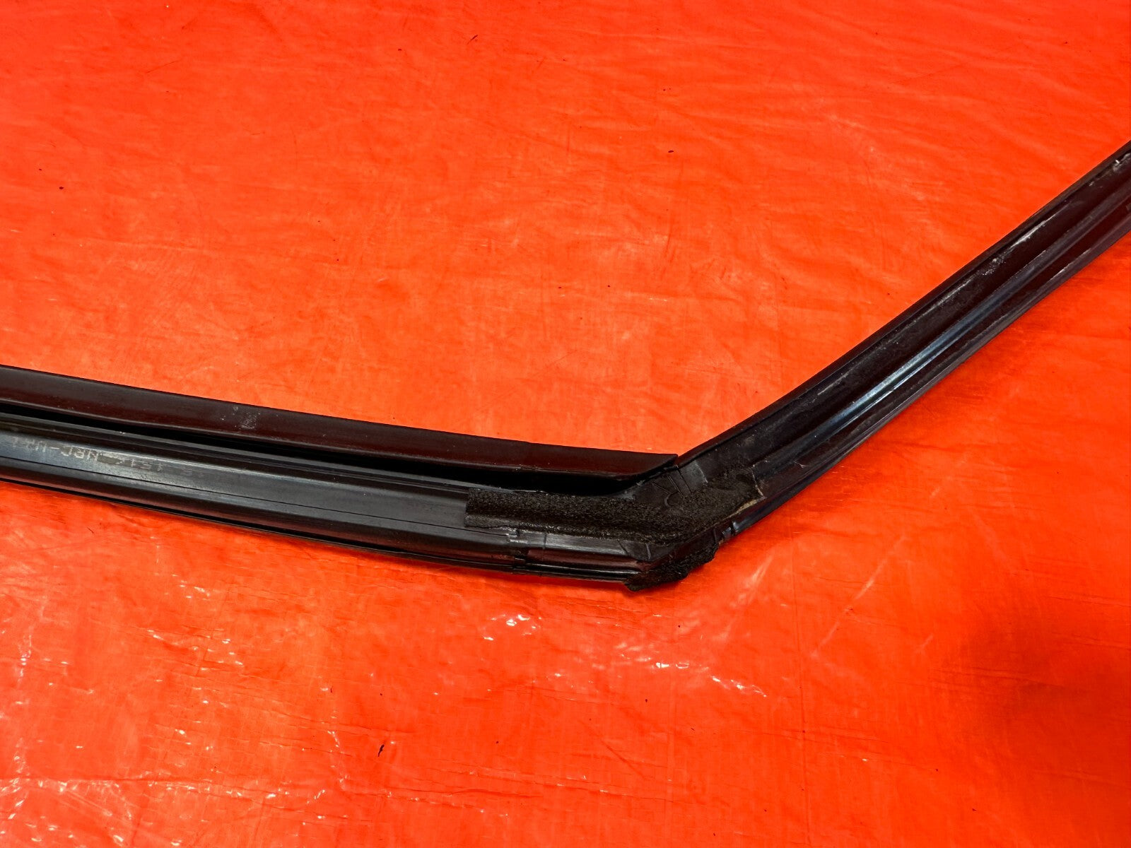 04 08 ACURA TSX   PASSENGER RIGHT FRONT WINDOW GLASS RUN CHANNEL   OEM #27511