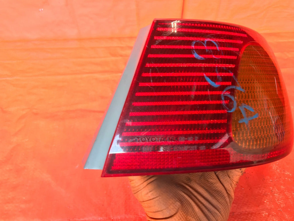 OEM 2000 2001 2002 TOYOTA COROLLA PASSENGER RIGHT TAIL LIGHT OUTER LAMP R RH   1
