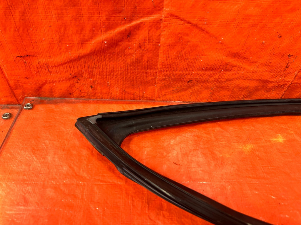 04 08 ACURA TSX   PASSENGER RIGHT FRONT WINDOW GLASS RUN CHANNEL   OEM #3044