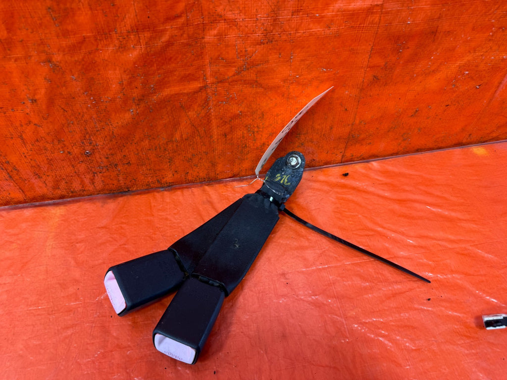 08 15 INFINITI G37 & Q60 COUPE   LEFT RIGHT REAR REAR SEAT BELT BUCKLE CLIP 32810