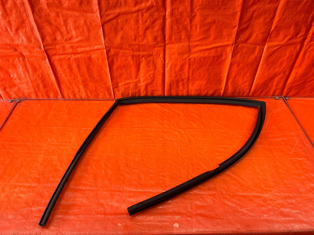 96 00 HONDA CIVIC   SEDAN   PASSENGER RIGHT REAR DOOR WINDOW RUN CHANNEL   1620