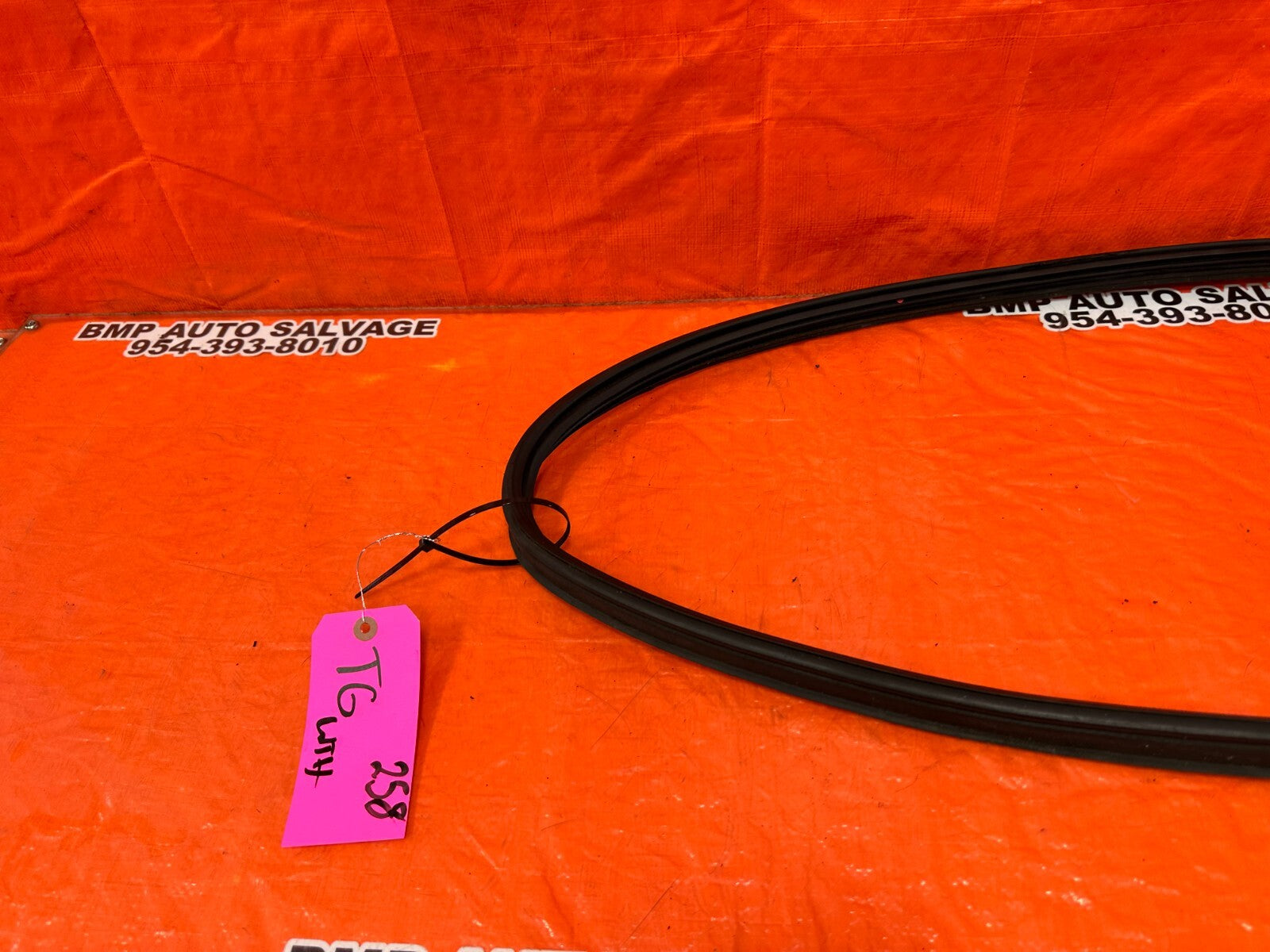 02 05 HONDA CIVIC SI EP3 HATCH TAILGATE TRUNK HATCH LATCH WEATHER TRIM STRIP 2588