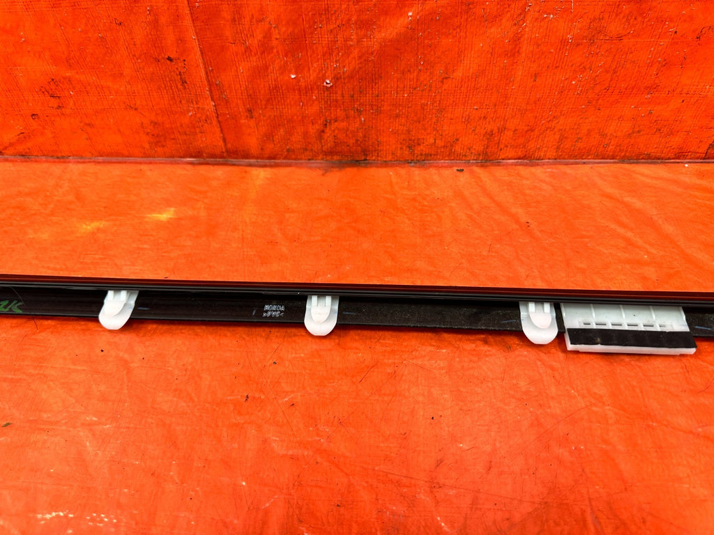00 09 HONDA S2000   DRIVER LEFT FRONT GLASS TRIM DRIP RETAINER   OEM #S2K4