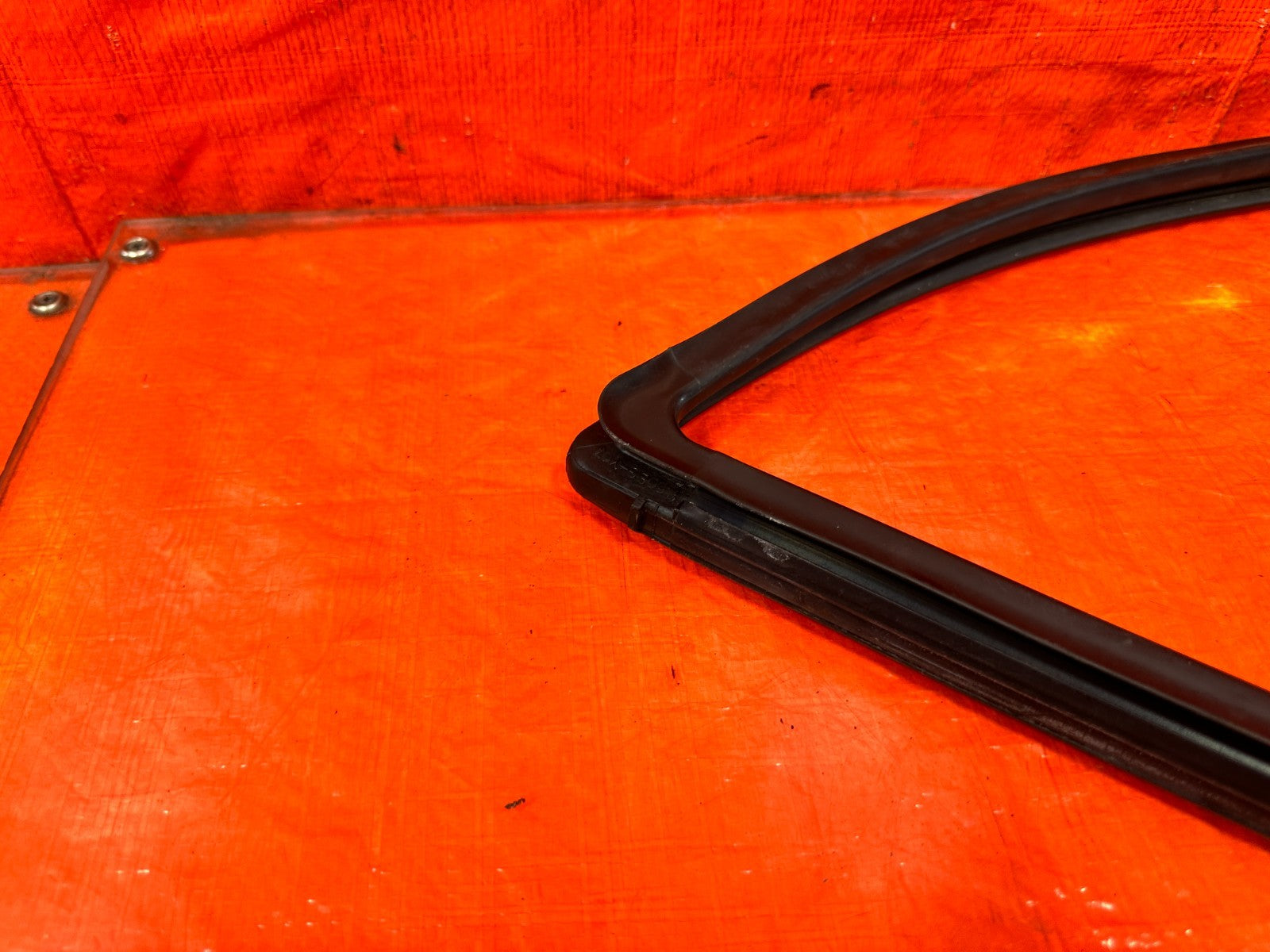 04 11 MAZDA RX8 RX 8   DRIVER LEFT FRONT WINDOW GLASS RUN CHANNEL    OEM 3034