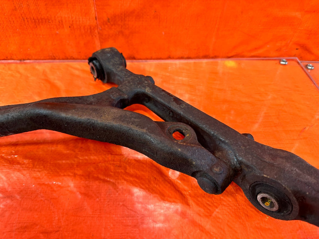 94 01 ACURA INTEGRA DRIVER LEFT FRONT SPINDLE KNUCKLE HUB & LOWER CONTROL ARM 8117