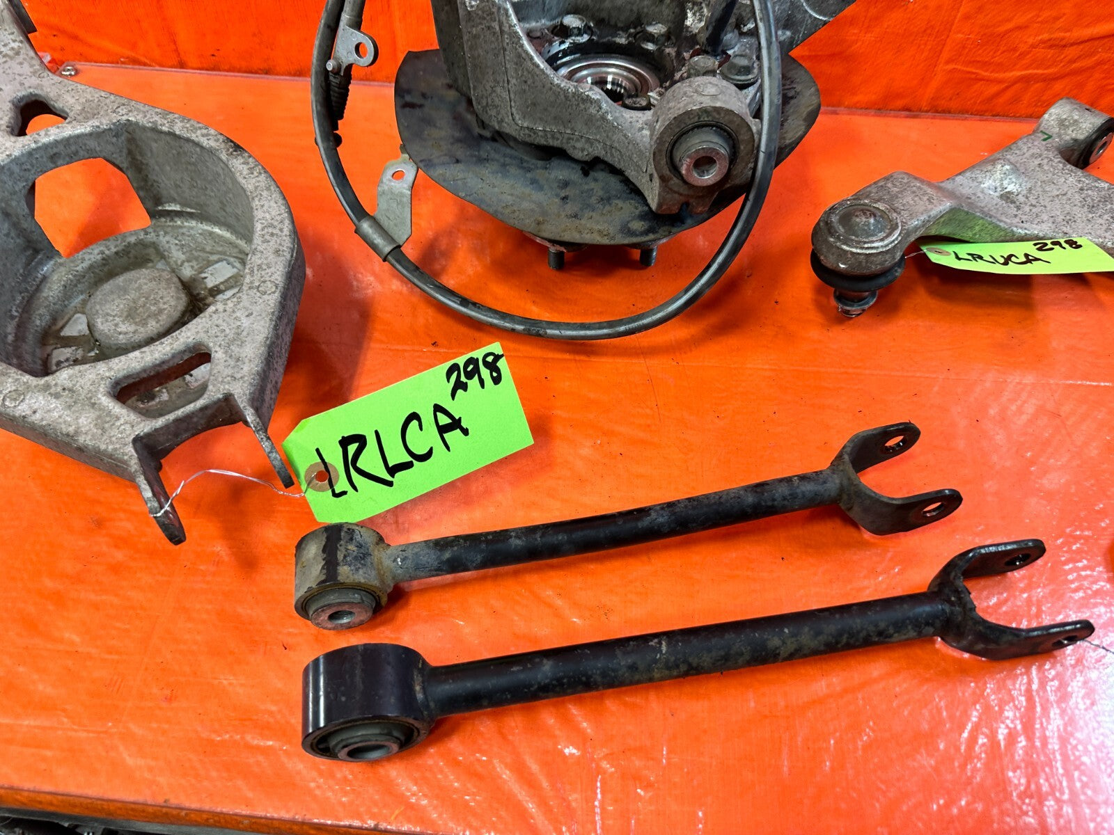 03 07 INFINITI G35 COUPE   LEFT REAR SPINDLE KNUCKLE HUB W/ ALL CONTROL ARMS 29812