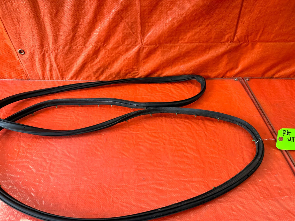 88 91 HONDA CRX   PASSENGER RIGHT FRONT   WEATHER STRIP TRIM SEAL GASKET OEM 2435