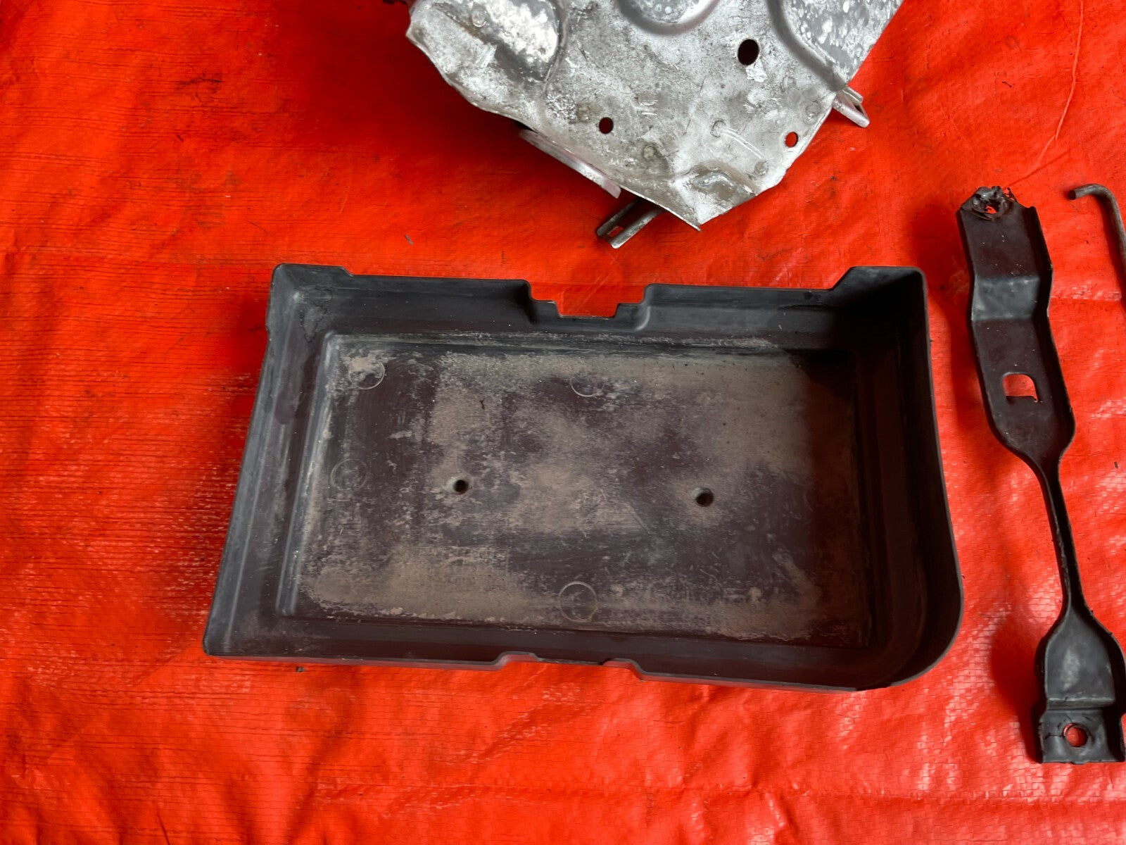 02 06 HONDA CR V CRV BATTERY TRAY BRACKET W/ TIE DOWN AND MOUNTING HARDWARE OEM5