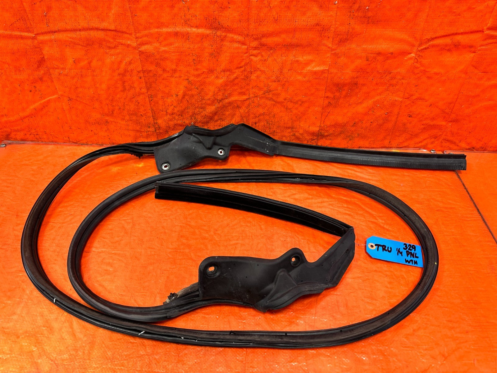 09 15 INFINITI G37 CONVERTIBLE REAR CONVERTIBLE TOP WEATHER STRIP RUBBER GASKET0