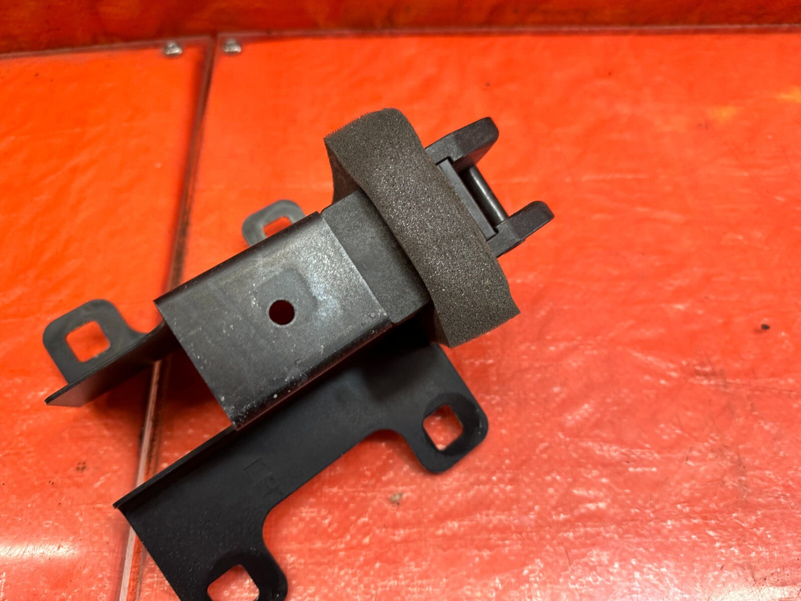 2010 10 INFINITI G37 CONVERTIBLE   LEFT  TOP BRACKET   PART # 97095 JJ50A   #2322