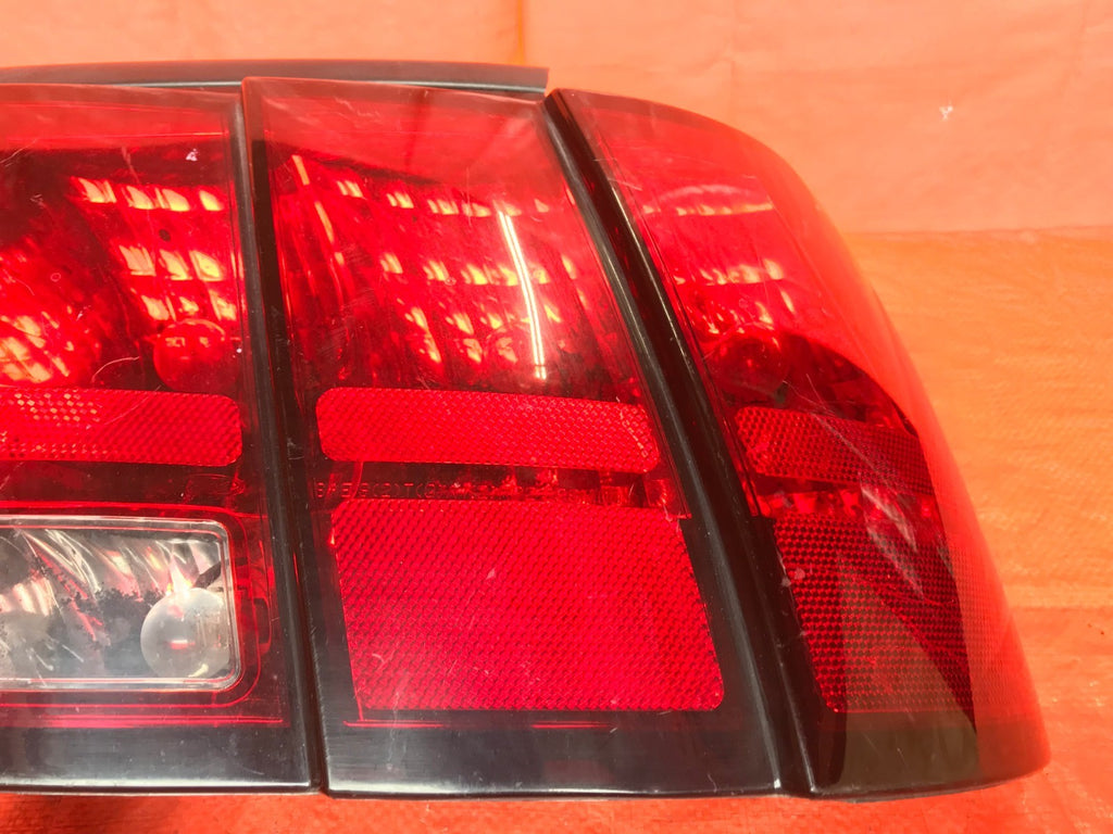 OEM 2004 04 FORD MUSTANG PASSENGER RIGHT TAIL LIGHT LAMP R RH    3
