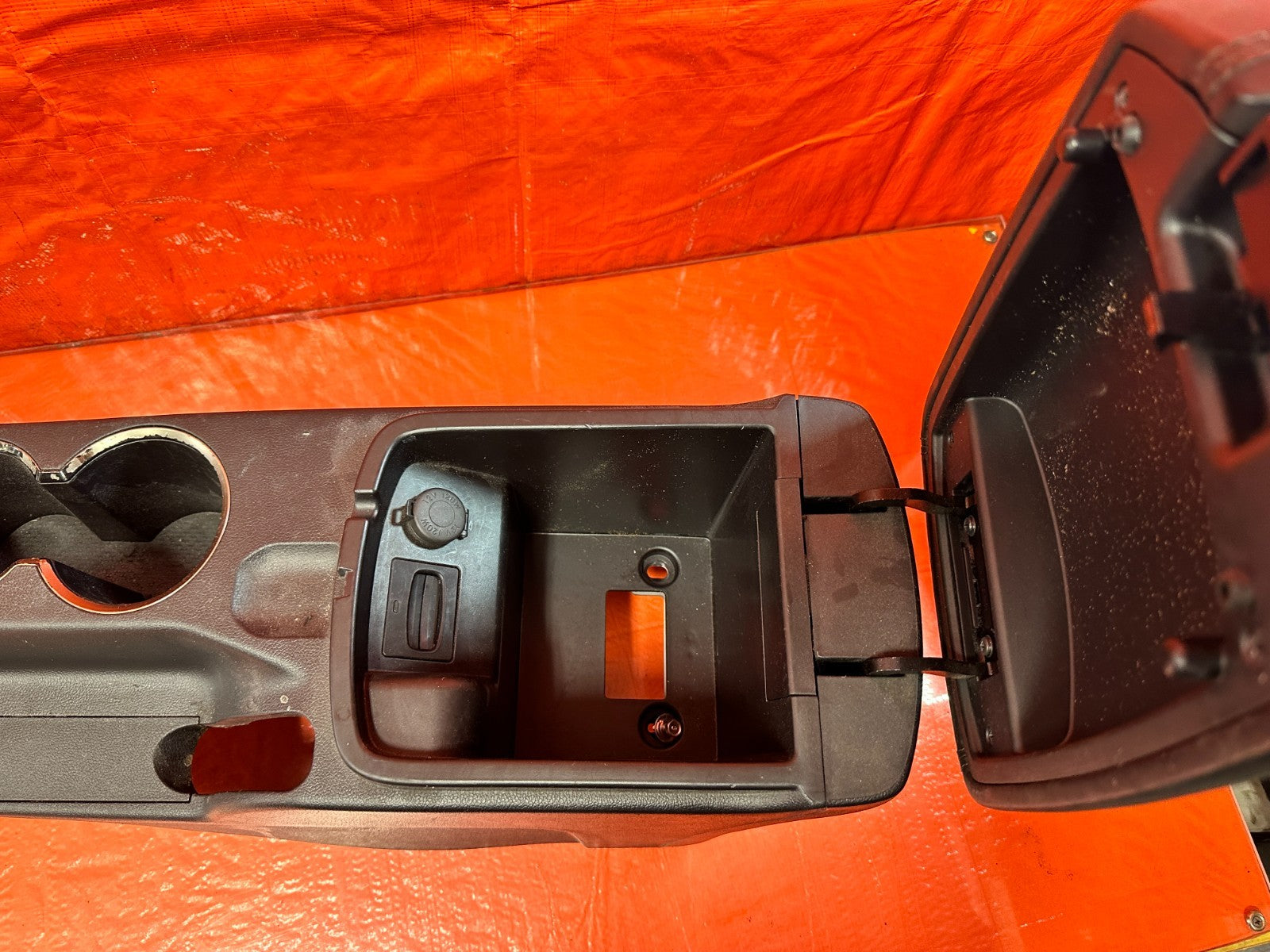 13 16 HYUNDAI GENESIS COUPE   ARM REST / CENTER CONSOLE STORAGE COMPARTMENT 31813