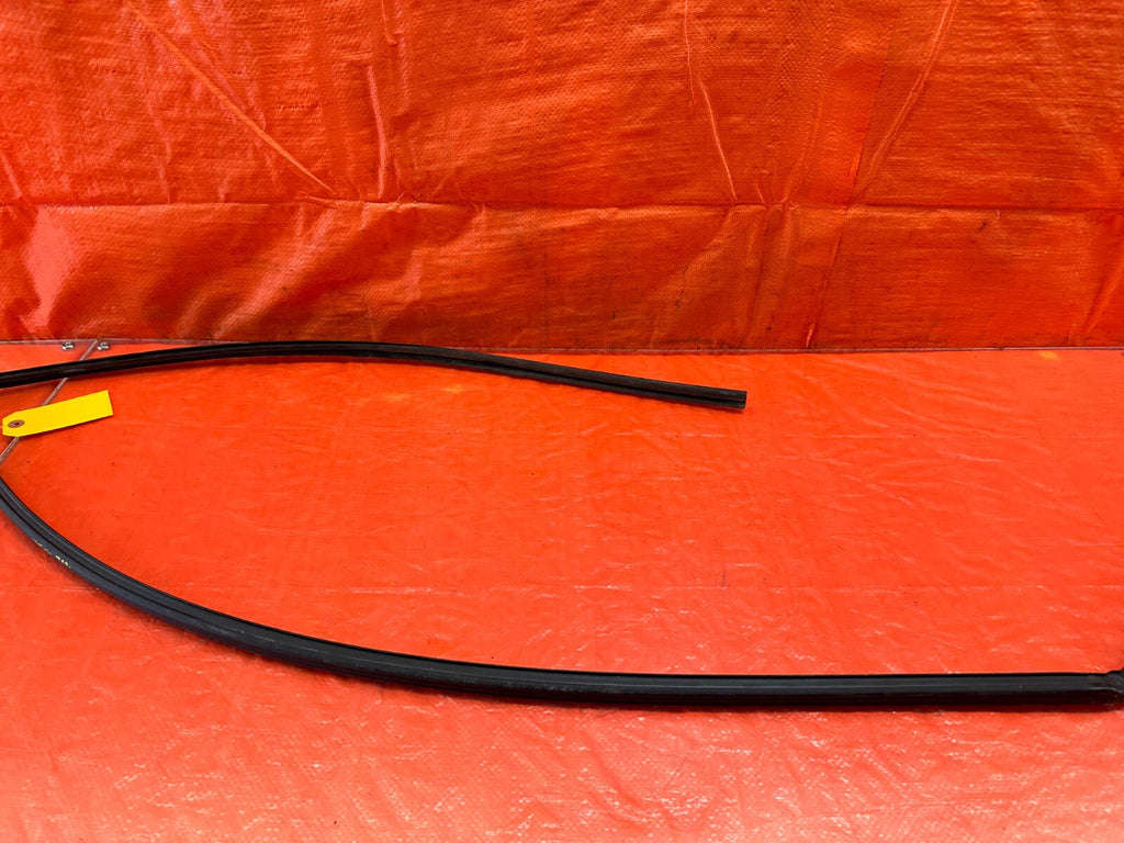 02 05 HONDA CIVIC SI EP3   PASSENGER RIGHT DOOR WINDOW GLASS RUN CHANNEL OEM 23010