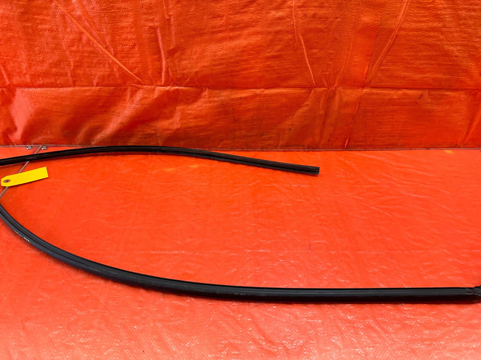 02 05 HONDA CIVIC SI EP3   PASSENGER RIGHT DOOR WINDOW GLASS RUN CHANNEL OEM 23010