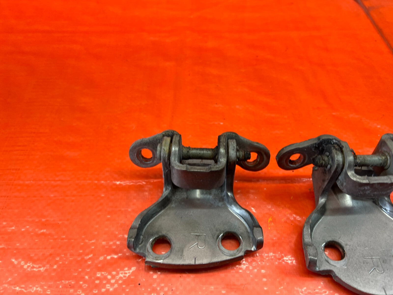 90 01 ACURA INTEGRA SEDAN   RIGHT REAR DOOR HINGE SET   UPPER & LOWER   OEM #1597