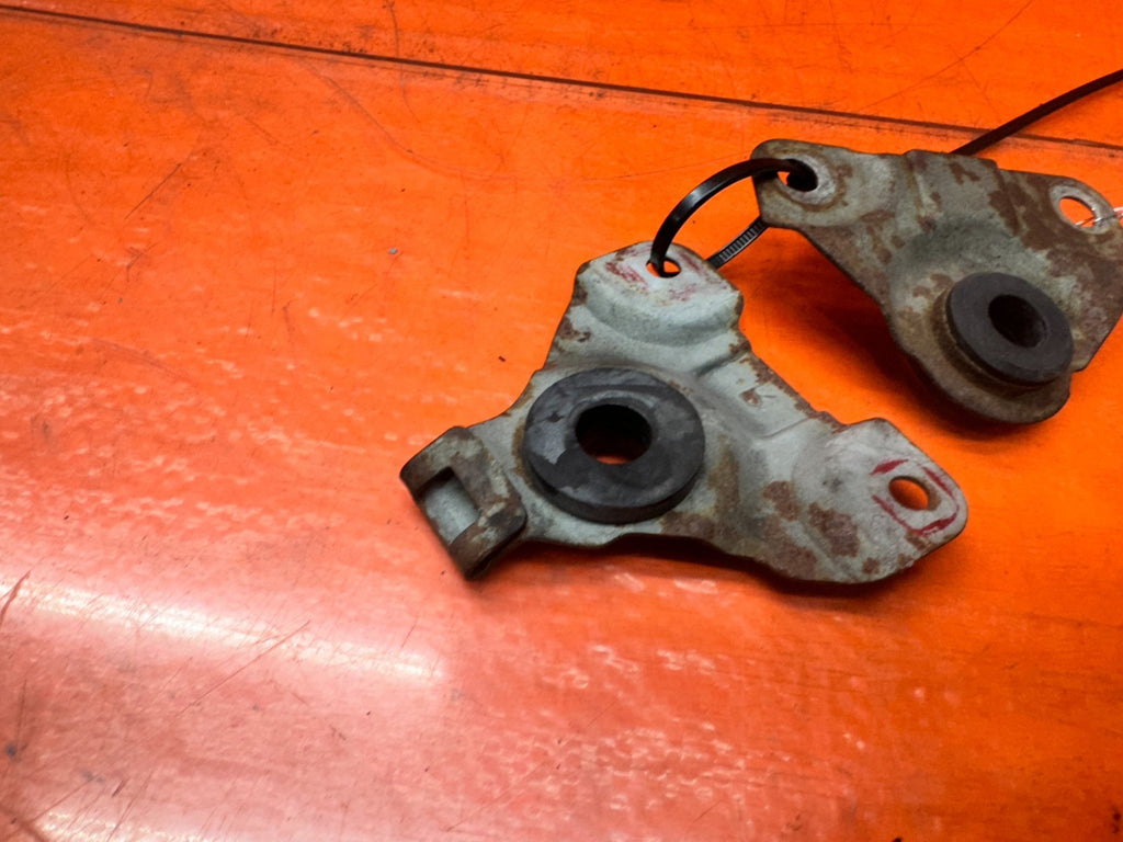 97 01 HONDA PRELUDE 2.2L UPPER RADIATOR SUPPORT TIE DOWN MOUNT BRACKETS #3368
