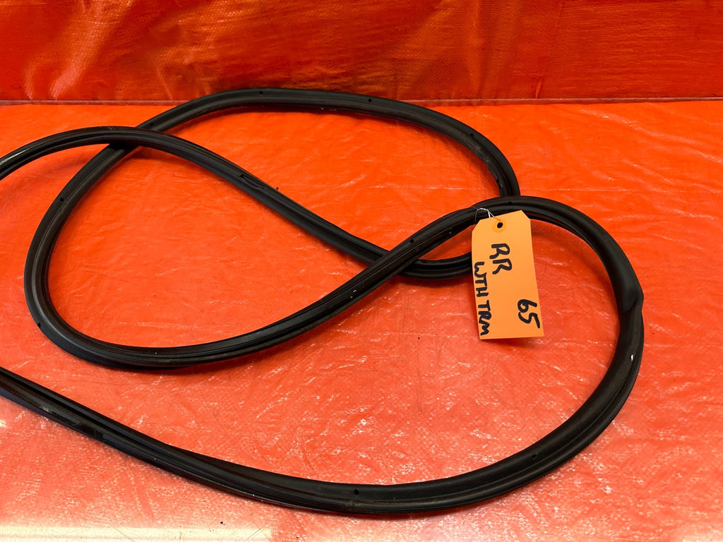 10 16 PORSCHE PANAMERA PASSENGER RIGHT REAR DOOR WEATHER STRIP RUBBER   OEM #656