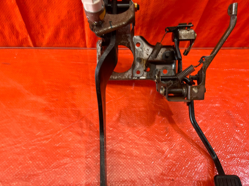 94 01 ACURA INTEGRA   AUTOMATIC TRANSMISSION MODEL   GAS AND BRAKE PEDAL OEM 1195