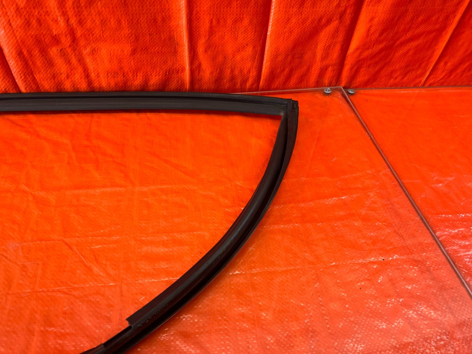 96 00 HONDA CIVIC   SEDAN   PASSENGER RIGHT REAR DOOR WINDOW RUN CHANNEL   1955