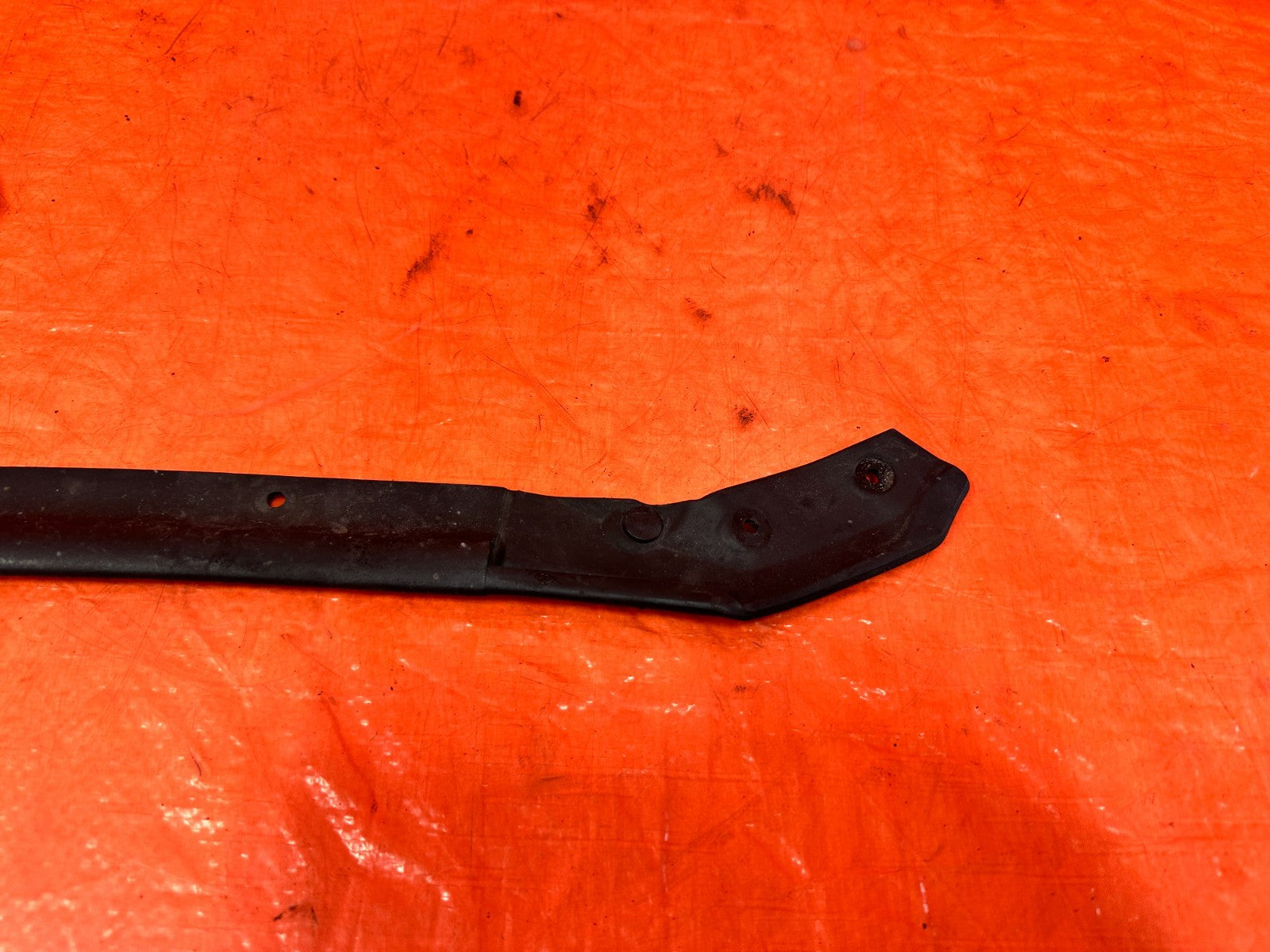 02 06 ACURA RSX   DRIVER LEFT   FRONT OF HOOD MOUNTED WEATHER STRIP   OEM 3151