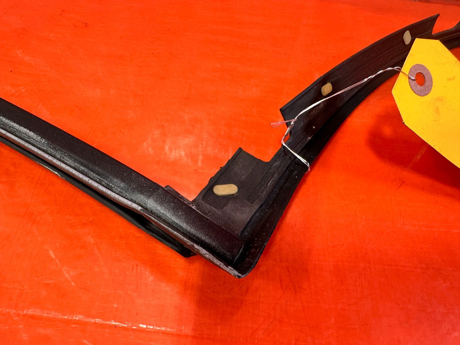 96 00 HONDA CIVIC   COUPE & HATCH   PASSENGER RIGHT DOOR GLASS SUB SEAL OEM #28712