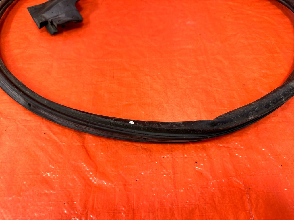 10 16 HYUNDAI GENESIS COUPE RIGHT LOWER DOOR WEATHER STRIP RUBBER SEAL 2995