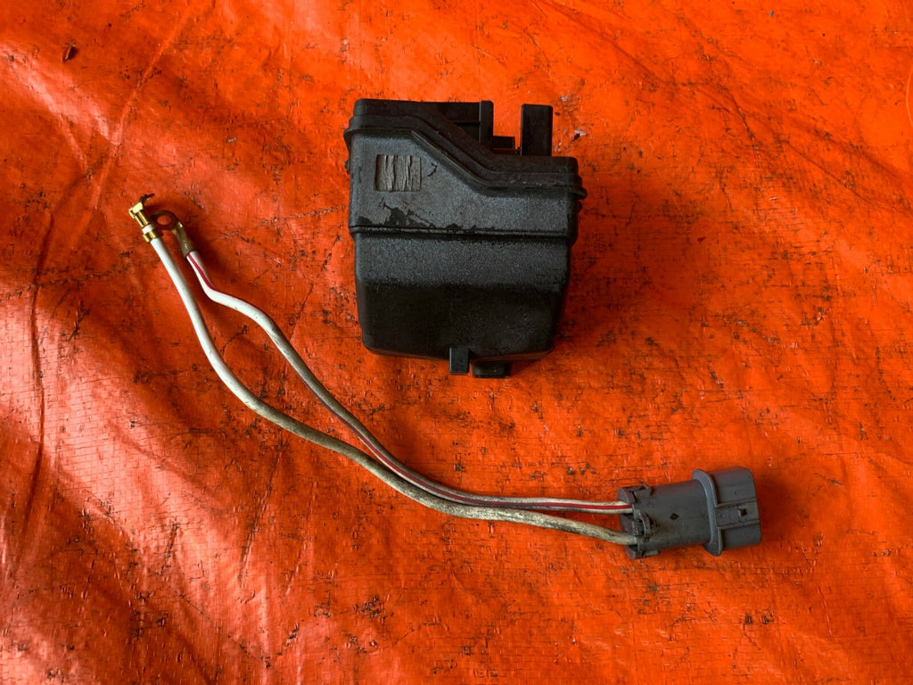 OEM 2003 03 HONDA S2000   UNDER DRIVER LEFT FENDER SMALL FUSE BOX0