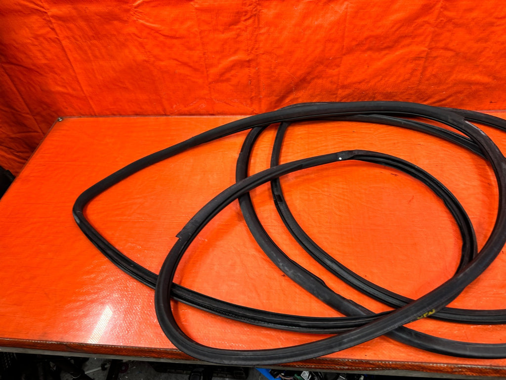 08 15 INFINITI G37 & Q60   CHASSIS TO DOOR OPEN TRIM WEATHER STRIP LEFT RIGHT5