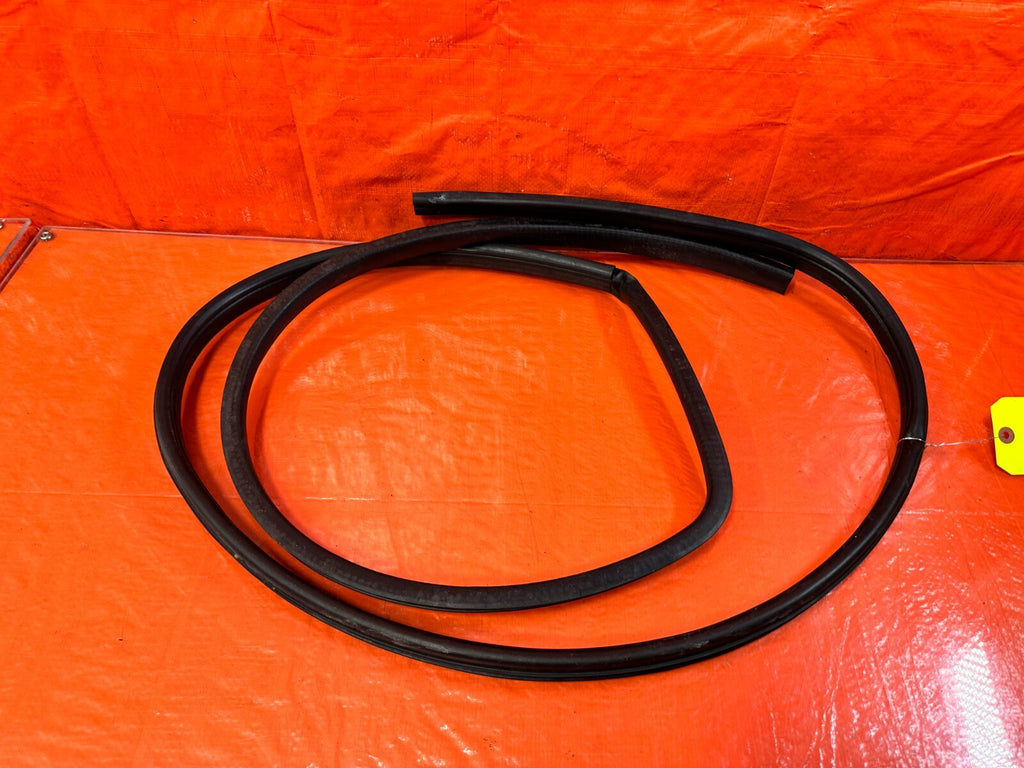 13 16 FRS   RIGHT DOOR TO CHASSIS WEATHER STRIP OPENING OEM #2938