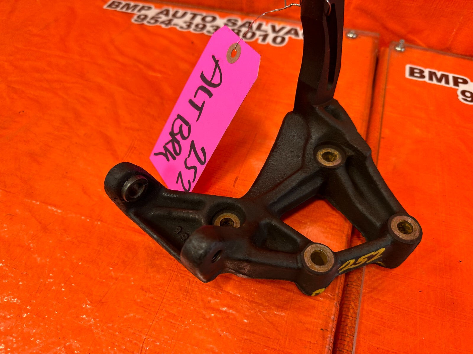 93 01 HONDA PRELUDE   H22 ENGINE MODELS ONLY   ALTERNATOR BRACKET   OEM #2524
