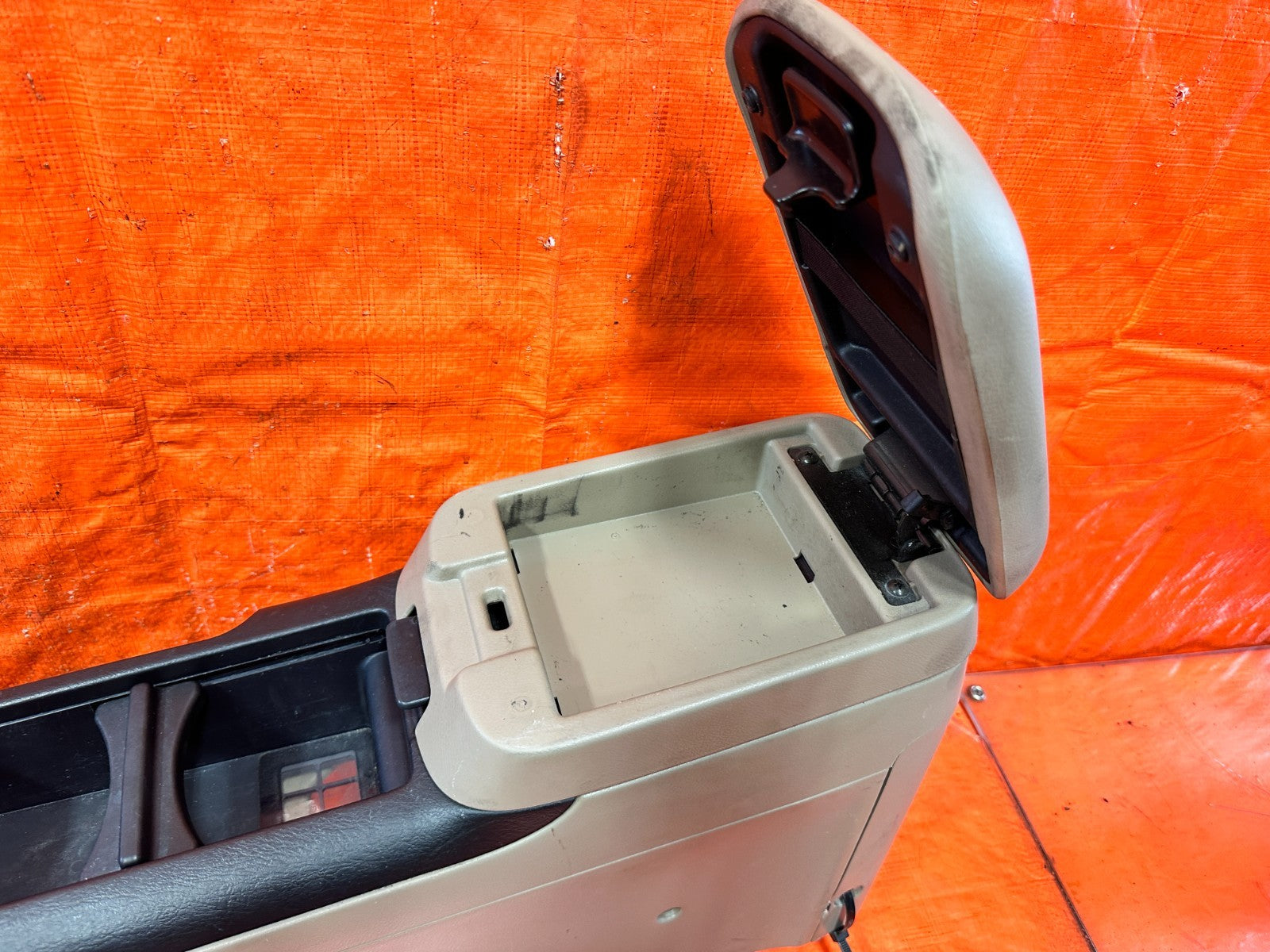 97 01 HONDA PRELUDE   ARM REST / CENTER CONSOLE STORAGE COMPARTMENT TAN OEM 32312