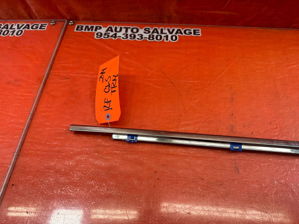 07 09 LEXUS ES350   RIGHT FRONT EXTERIOR WINDOW GLASS TRIM   OEM FACTORY #2448