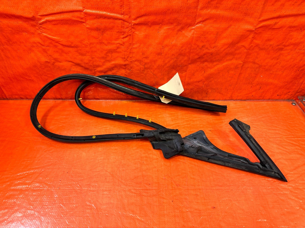 10 16 HYUNDAI GENESIS COUPE RIGHT LOWER DOOR WEATHER STRIP RUBBER SEAL 3267